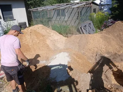 Rozprowadzanie podsypki piaskowo-cementowej pod zbiornik